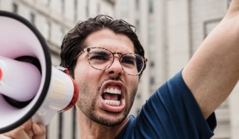 nenavist-online-ako-sa-nepridavat-k-ohnu-nenavisti